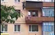 Мужчина сорвался с третьего этажа в Лисаковске