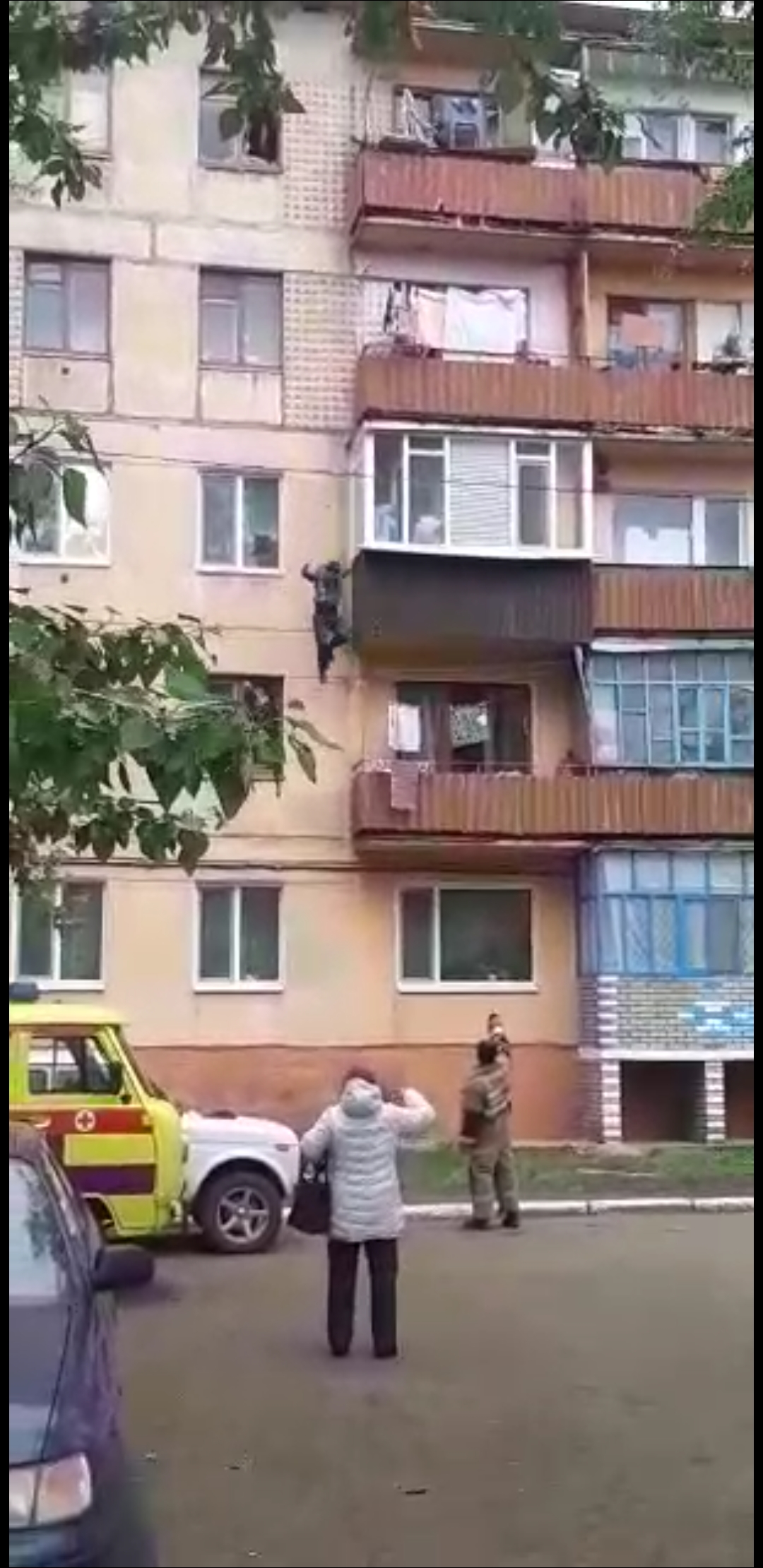 Мужчина сорвался с третьего этажа в Лисаковске