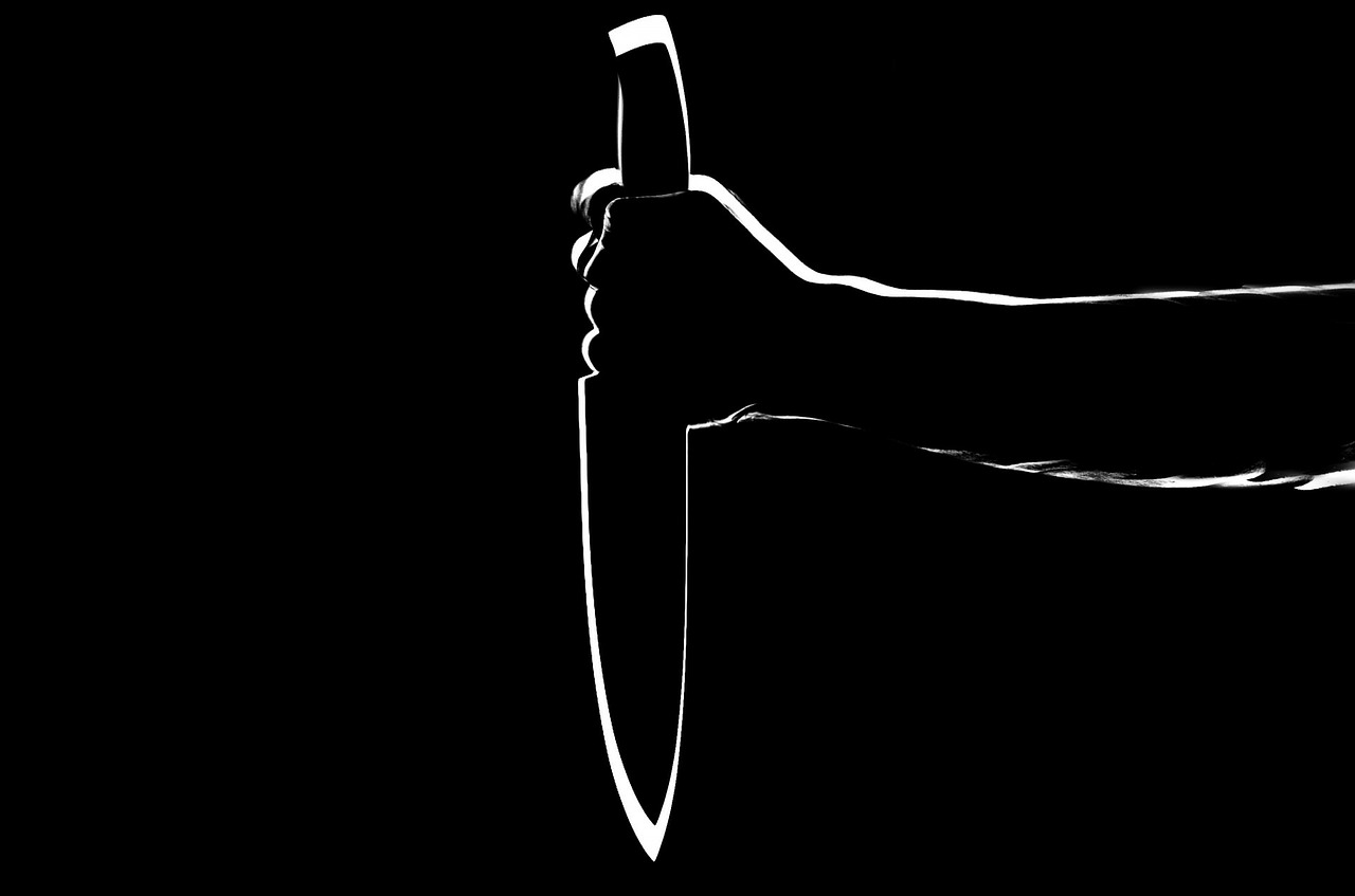 Гражданин Казахстана ударил ножом охранника в ходе ссоры у бара в Тихвине