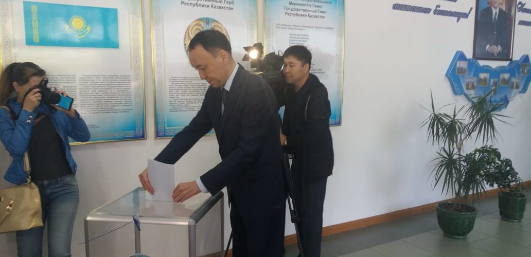 Аким Костанайской области проголосовал на выборах президента РК