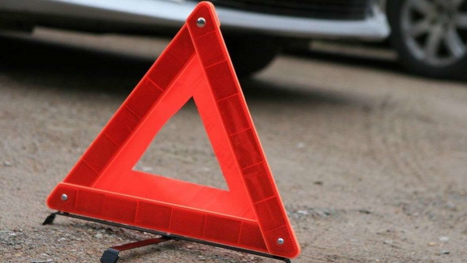 В Кызылорде автомобиль врезался в остановку, три человека погибли