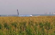 Airbus «Уральских авиалиний» экстренно сел с загоревшимся двигателем в Подмосковье на кукурузном поле. На борту находились 234 человека, все живы