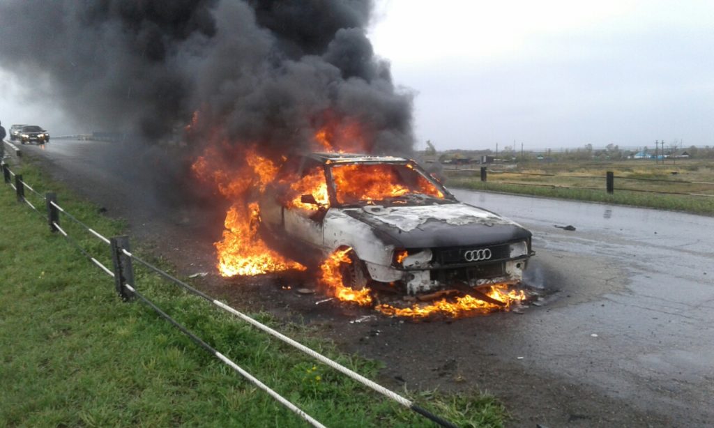 На мосту возле Урицкого элеватора Сарыкольского района сгорела “Ауди”