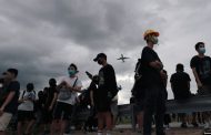 Протестующие в Гонконге вновь заблокировали подъезды и городской транспорт, идущий в аэропорт
