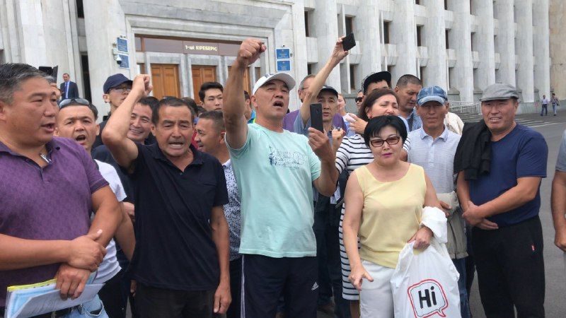 В Алматы у дверей акимата прошла акция в поддержку жанаозенцев, выступающих «против китайских заводов»