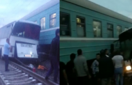 В Алматинской области поезд врезался в автобус, который стоял на рельсах. Погиб водитель автобуса