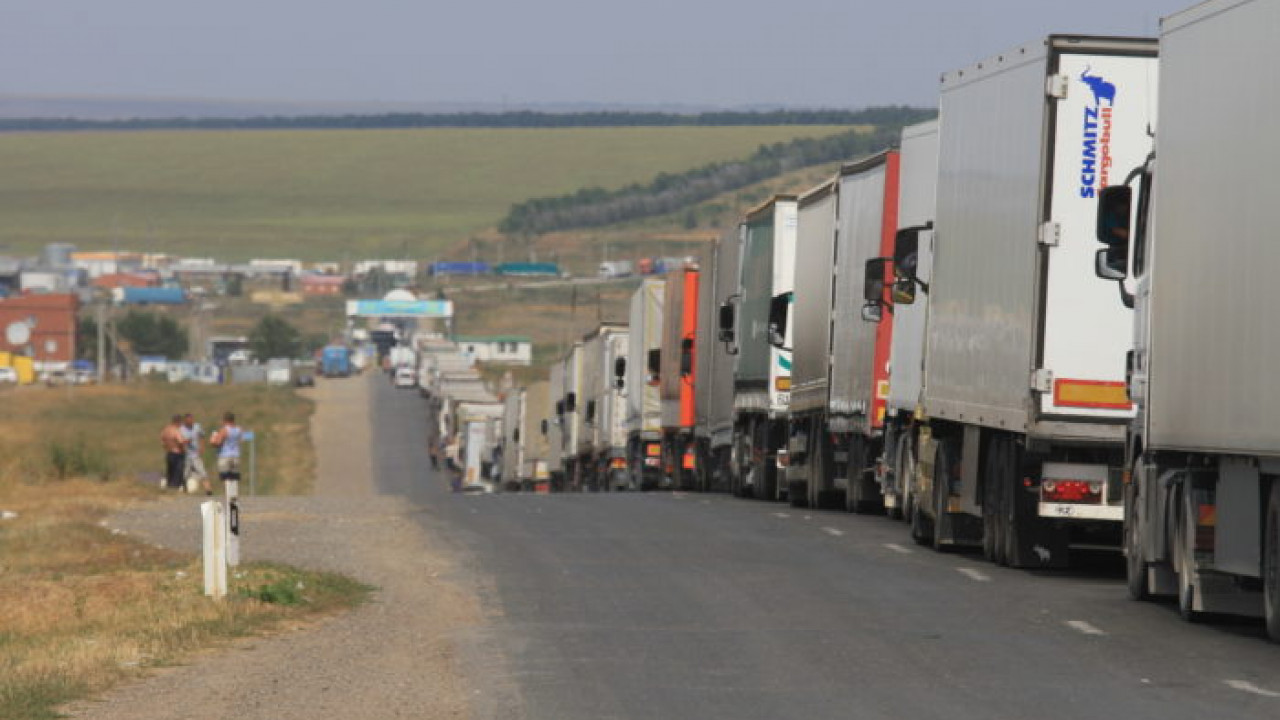 Свыше 100 дальнобойщиков задержали на границе Киргизии с Казахстаном