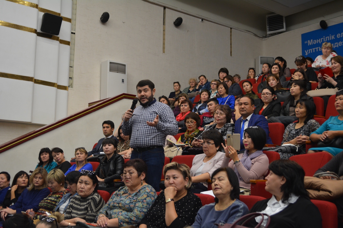 Родители карагандинских школьников предложили освободить директоров школ от работы с финансами