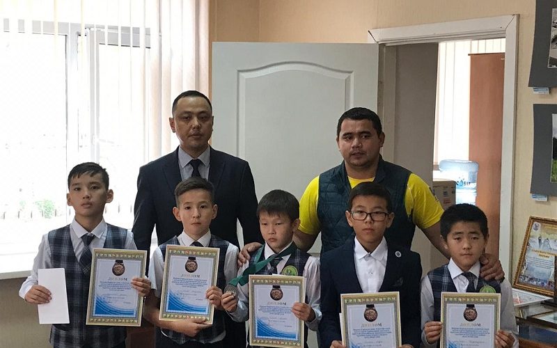 «Ак жол» наградил юных партийцев, принявших участие в республиканском турнире по казакша курес