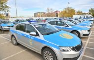 Автомобили патрульных полицейских обозначили антикоррупционными стикерами