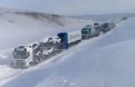 Сугробы высотой с грузовик. На видео сняли, как расчищают трассу из Омска в Казахстан