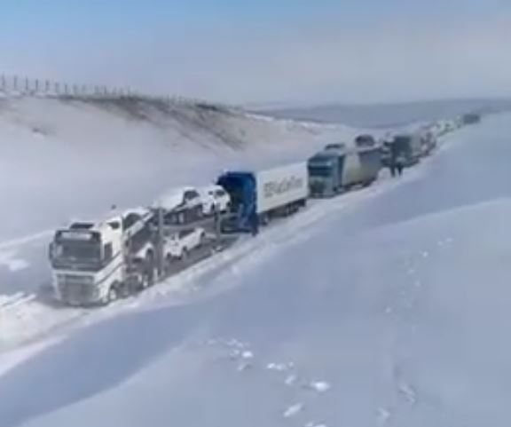 Сугробы высотой с грузовик. На видео сняли, как расчищают трассу из Омска в Казахстан