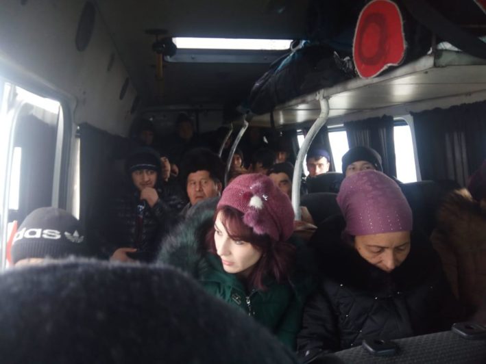 На границе задержали автобус, везший мигрантов на летней резине