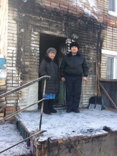 Полицейские спасли из горящего дома мать с сыном