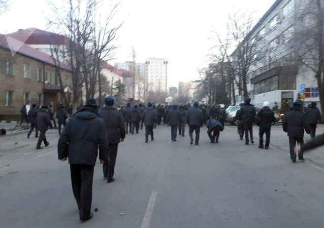 Митинг в Бишкеке перерос в столкновения с милицией