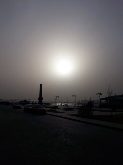 Песчаные бури в Казахстане стали причиной смога в Астрахани