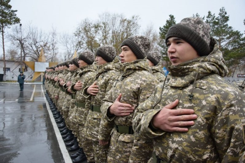 В Казахстане приостановили весенний призыв и увольнение из армии