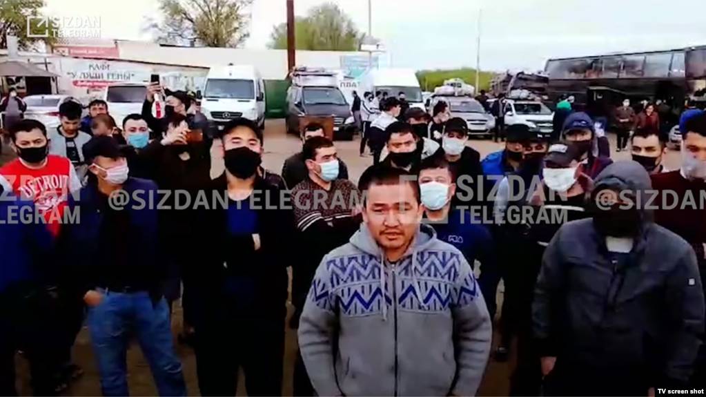 На границе Оренбуржья и Казахстана скопились сотни узбекистанцев