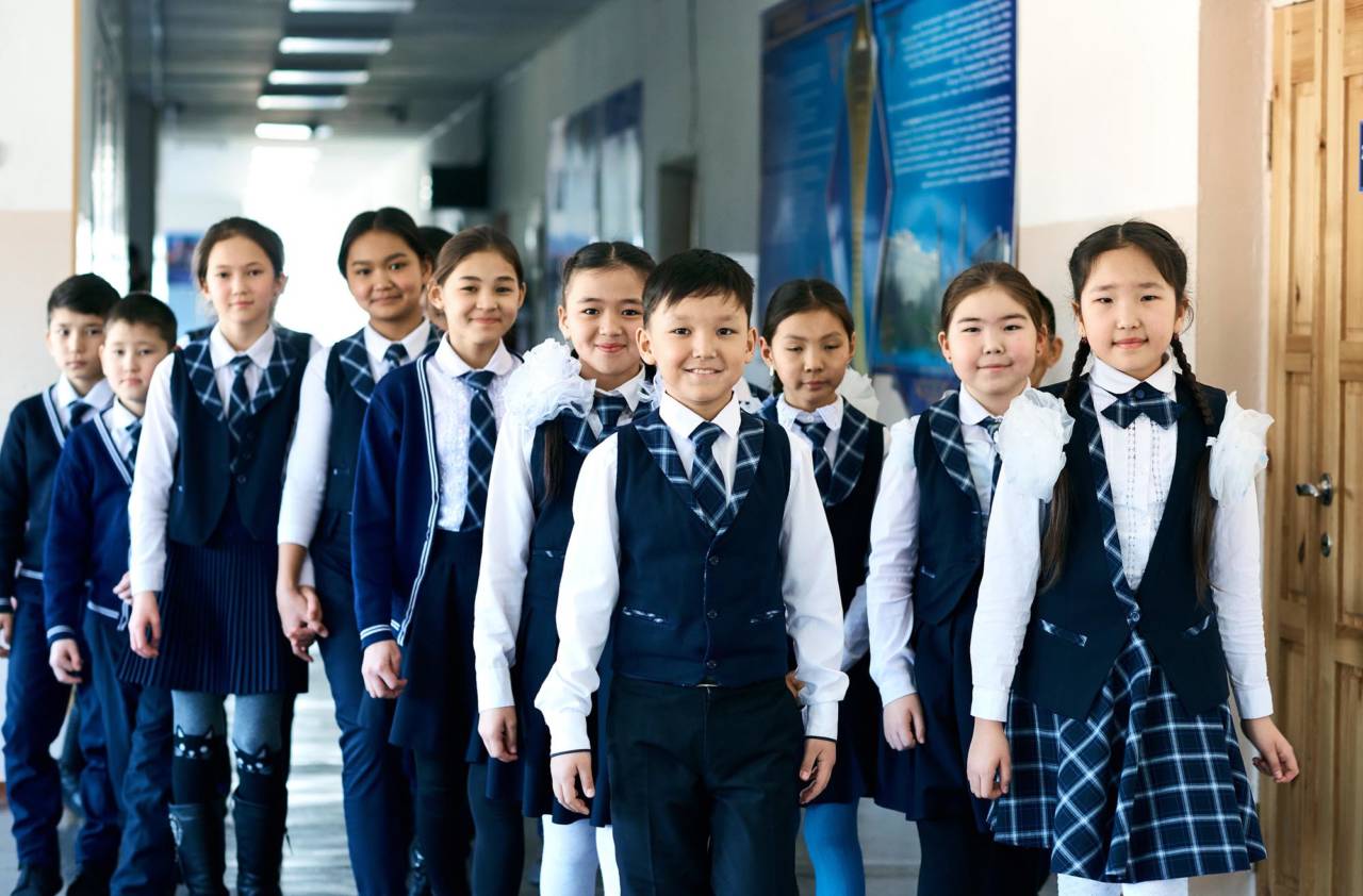 Школьники Казахстана требуют всеобщего равенства перед законом и доверяют биям
