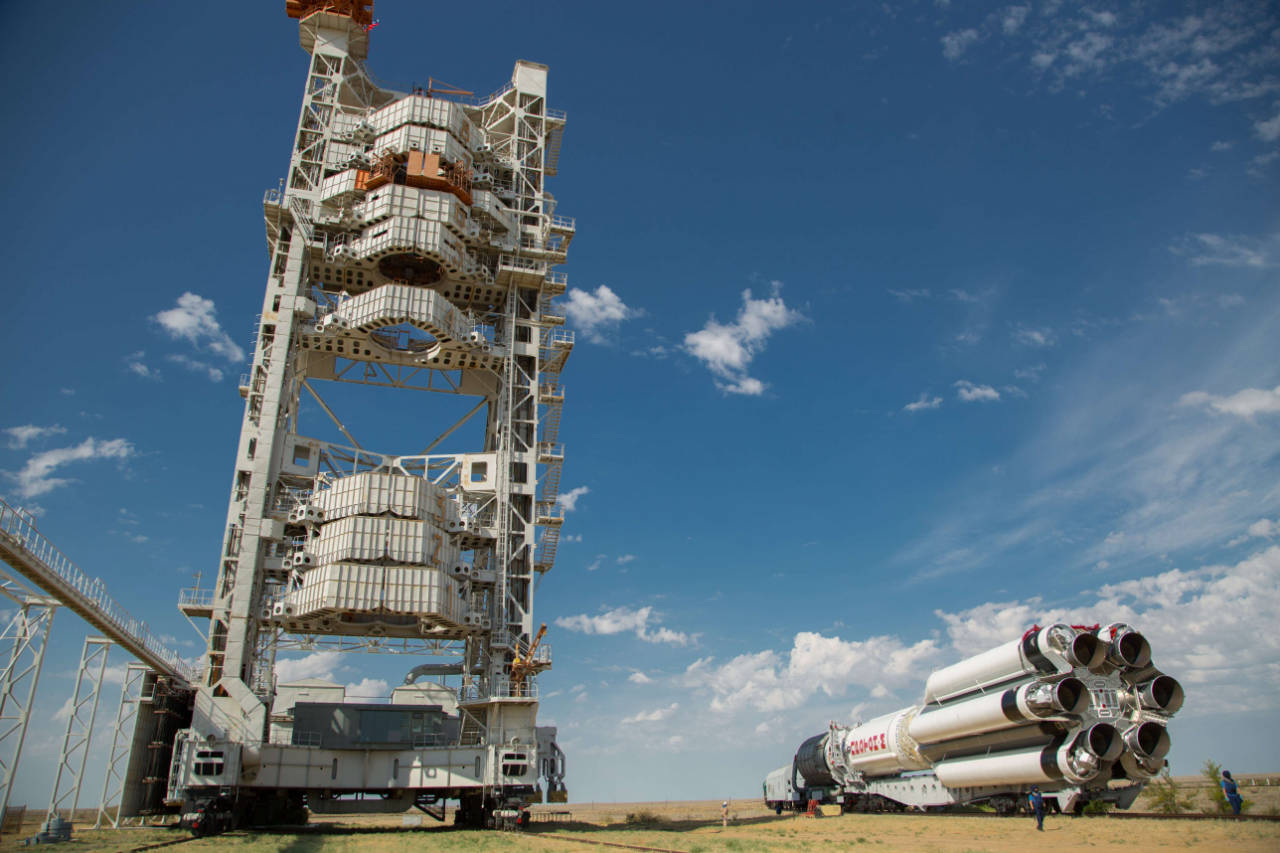 Ракету «Протон-М» доставили на Байконур. На космодроме готовятся к запуску
