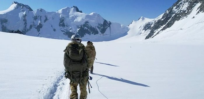 Пограничники задержали более 40 альпинистов на пути к Белухе