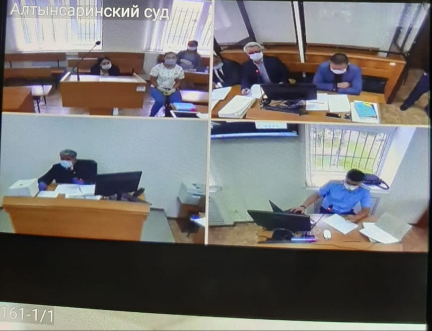Все трое полицейских, оказавшиеся на скамье подсудимых в Алтынсаринском районном суде, вину в предъявленном обвинении не признают