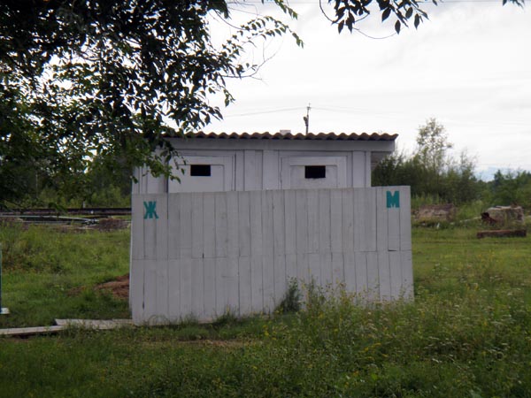 Сапарбаев устроил разнос подчинённым за школьные уличные туалеты
