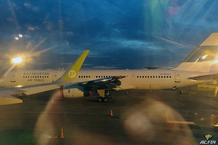 Казахстанский самолет с оторванным крылом заметили в Новосибирске