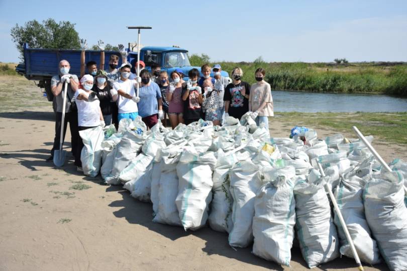 На диком пляже Костаная волонтеры собрали 150 мешков мусора
