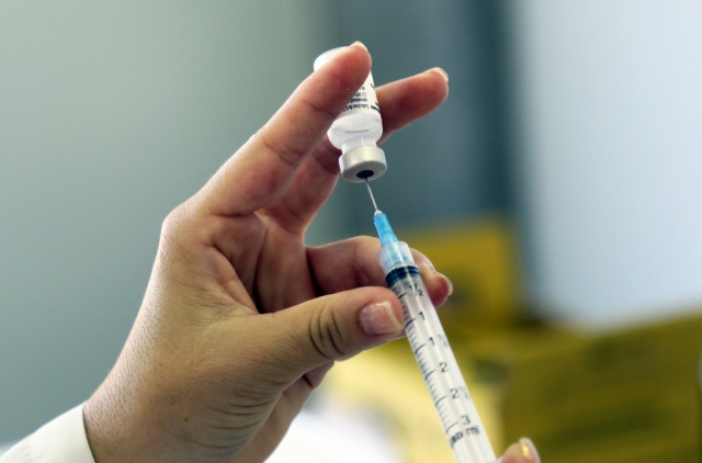 Разработчики вакцины в Казахстане испытали препарат на себе