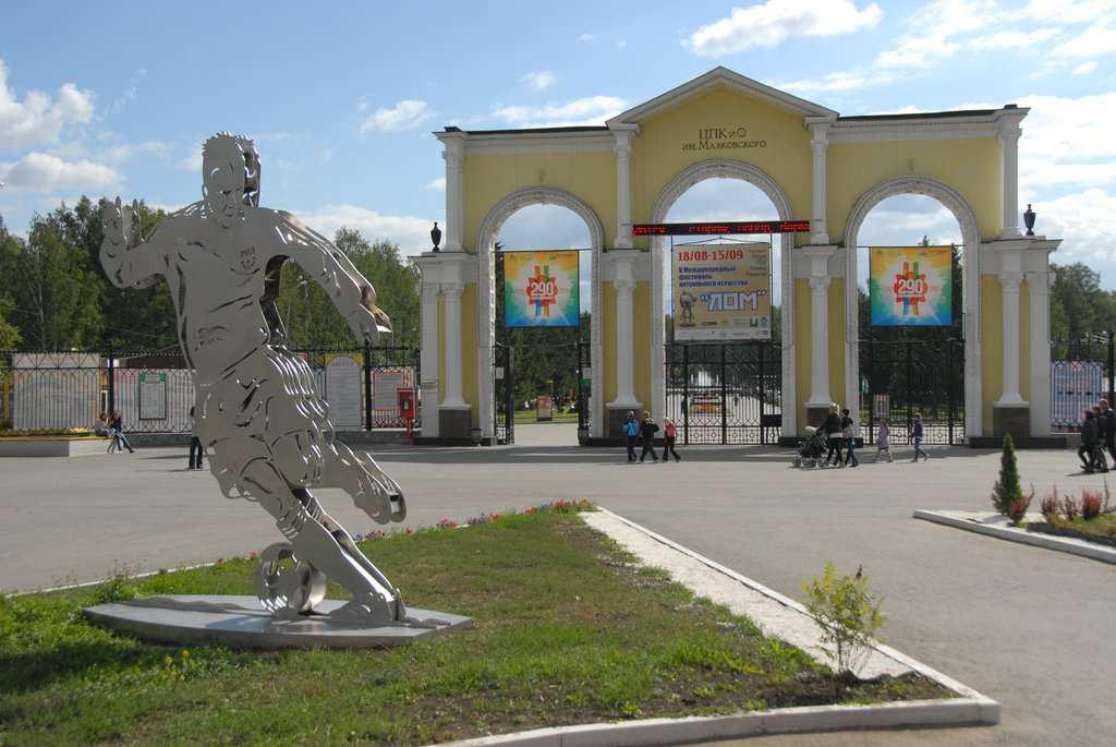 В России казахстанские художники представили скульптуры из металлолома