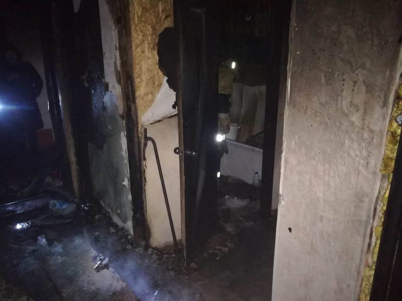 Полицейские города Рудного эвакуировали жителей из горящего дома