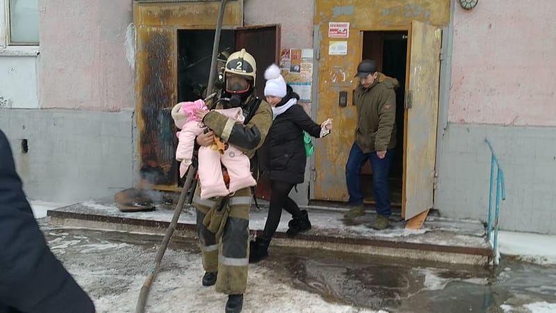 8 детей эвакуировали спасатели из горящего дома в городе Рудном