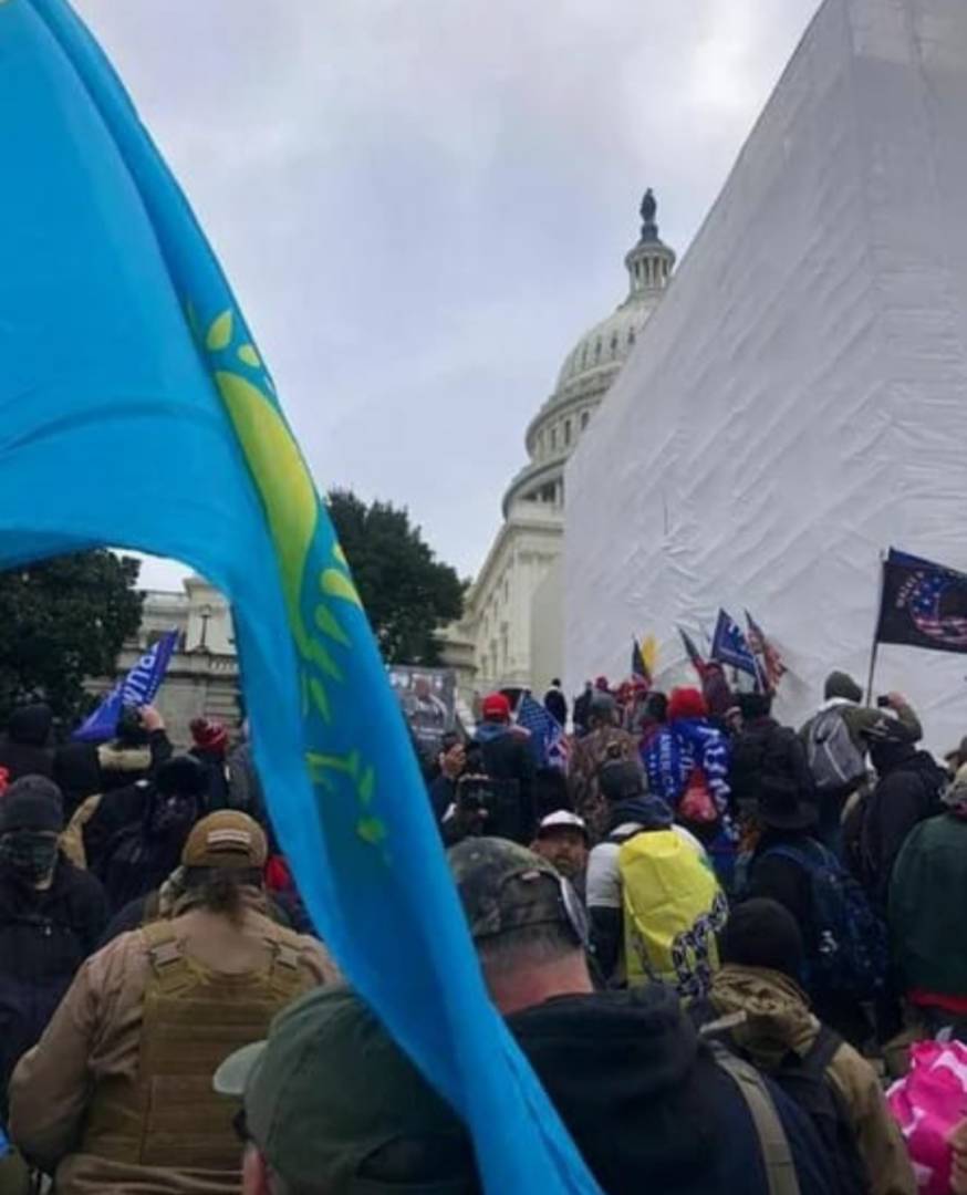 Казахстанский флаг заметили на штурме Капитолия