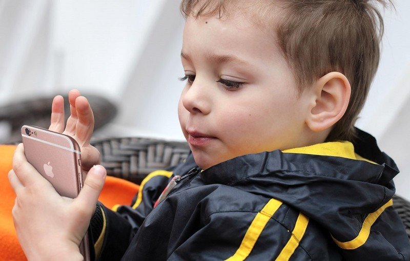 Казахстанец купил у 5-летнего ребенка дорогой телефон за тысячу тенге