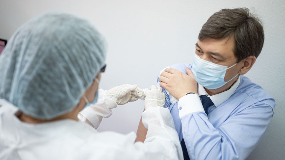 Главный санврач и вице-министр здравоохранения Казахстана вакцинировались от коронавируса
