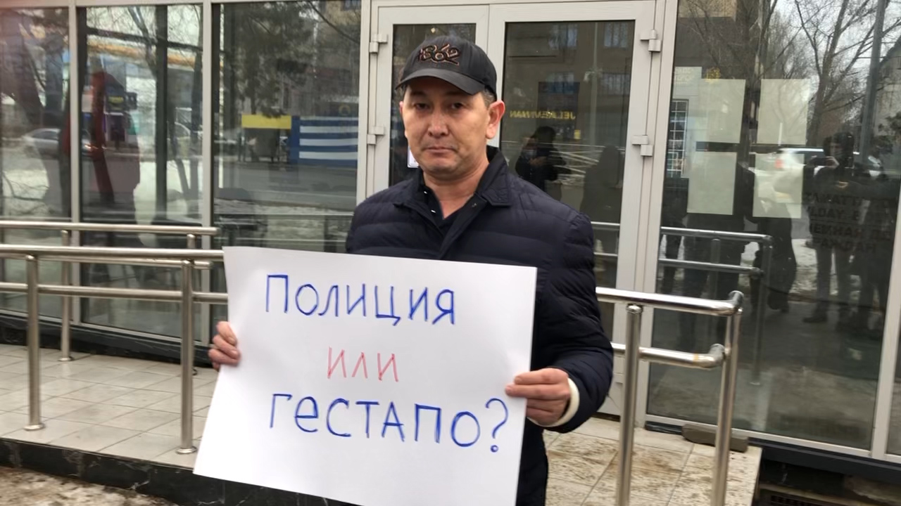 Главреда «Уральской недели» Лукпана Ахмедьярова задержали после одиночного пикета у здания полиции