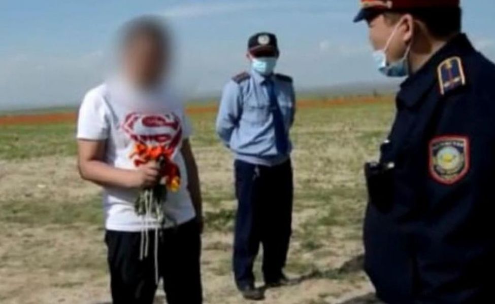 В Туркестанской области мужчина сорвал тюльпаны из Красной книги РК