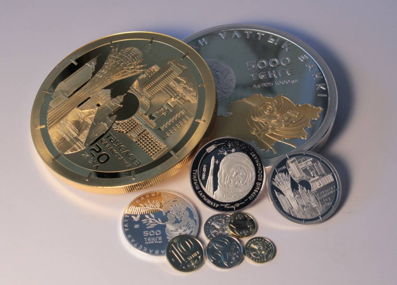 Нацбанк выпустит новые коллекционные монеты «Белка-Стрелка» и «Súndet Toi»