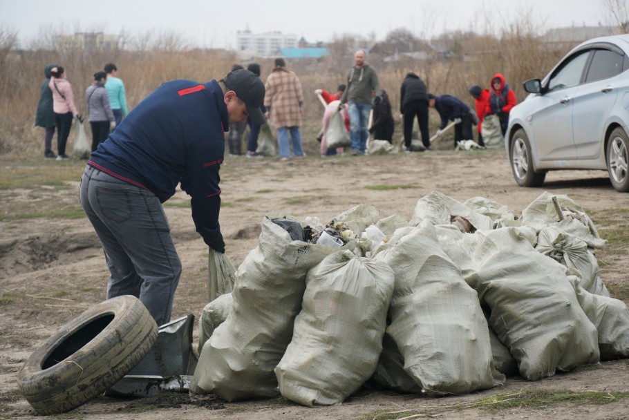 70 мешков мусора собрали на берегу Тобола волонтеры ОФ «Жанашыр бол» и журналисты «НК»