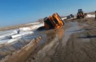 Водитель грузовика погиб, провалившись в «грязевую яму» (ВИДЕО)