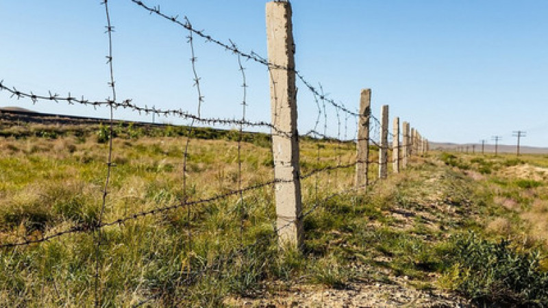 На границе Атырауской и Астраханской областей устанавливают ограждения