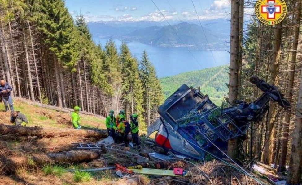 14 человек погибли в результате падения кабины канатной дороги в Италии