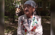 Старая и курит табак: в ВКО 100-летнюю бабушку-ветерана решили не поздравлять с 9 мая