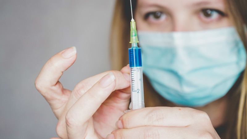 Итальянке случайно ввели 6 доз вакцины Pfizer