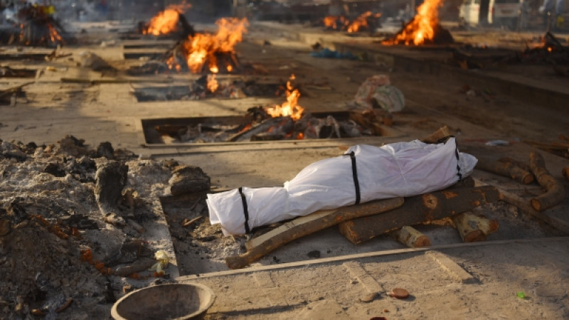 В Индии потребовали не сбрасывать тела мертвых в Ганг