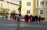 Полицейские забрали в армию туркменских выпускников прямо из школ