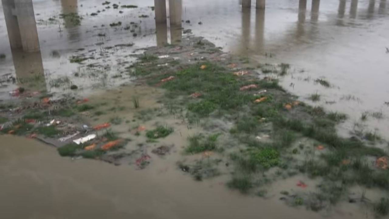 В реке Ганг массово всплыли тела умерших от коронавируса