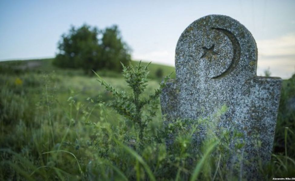 Смотритель кладбища обвинён в осквернении захоронений