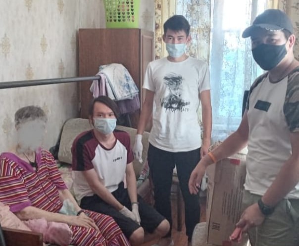 Волонтеры общественного фонда «Жанашыр бол» сделали генеральную уборку  в квартире 83-летней Любови Васильевны